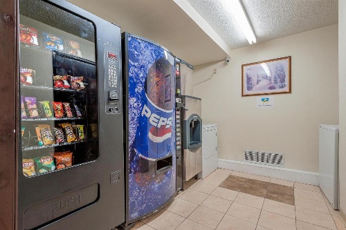Super 8 by Wyndham Colorado Springs/Chestnut Street image 7